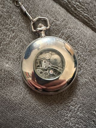 Reloj de bolsillo plateado con cadena