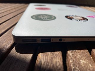 Macbook Air 2017 Plata con Stickers