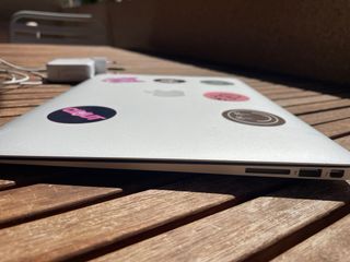 Macbook Air 2017 Plata con Stickers