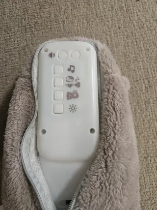 Nutria musical de peluche gris