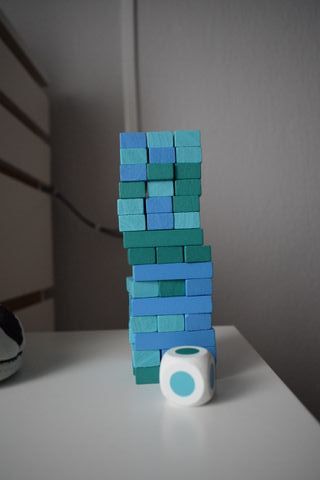 Juego de torre apilable con dado