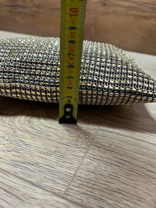 Bolso de mano brillante dorado con cadena