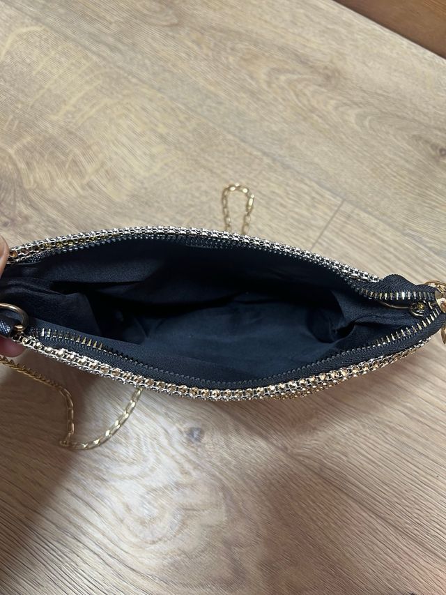 Bolso de mano brillante dorado con cadena