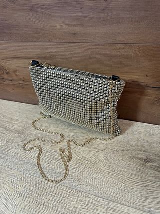 Bolso de mano brillante dorado con cadena