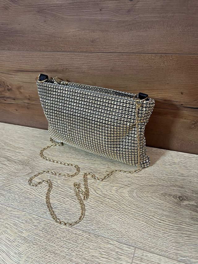 Bolso de mano brillante dorado con cadena