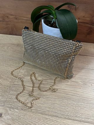 Bolso de mano brillante dorado con cadena