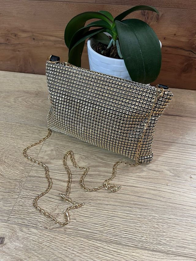 Bolso de mano brillante dorado con cadena