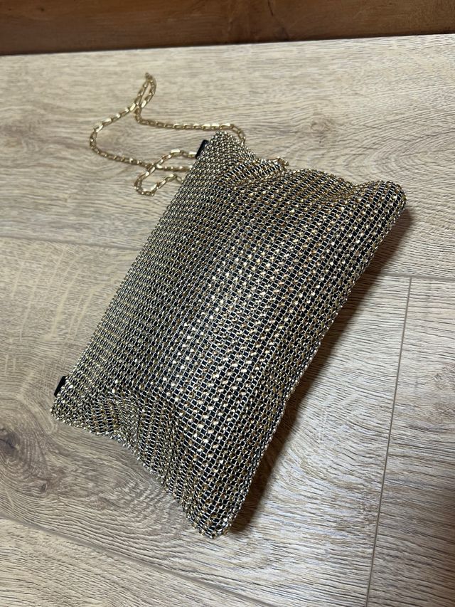 Bolso de mano brillante dorado con cadena