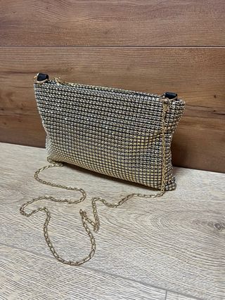 Bolso de mano brillante dorado con cadena