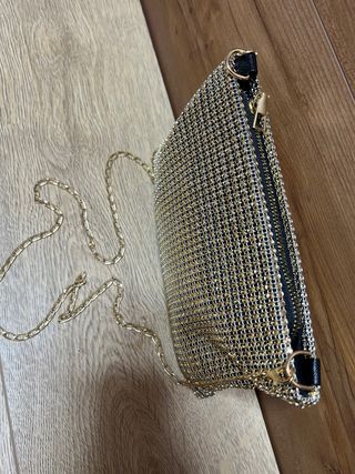 Bolso de mano brillante dorado con cadena