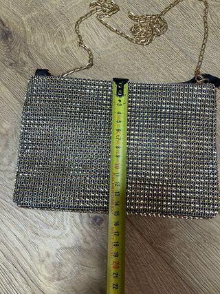 Bolso de mano brillante dorado con cadena