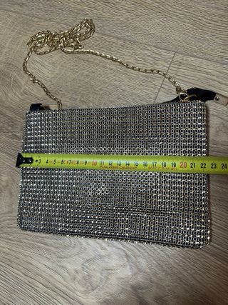 Bolso de mano brillante dorado con cadena