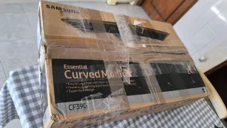 Monitor Curvo Samsung CF390 na caixa