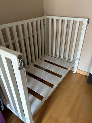 Cuna de madera blanca