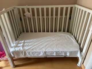 Cuna de madera blanca