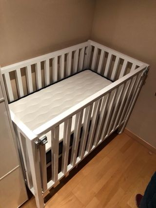 Cuna de madera blanca
