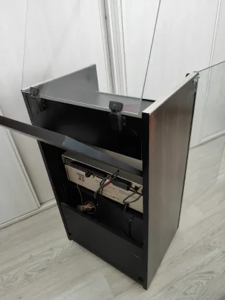 Mueble equipo de sonido Sony con tocadiscos.