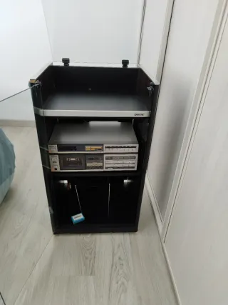 Mueble equipo de sonido Sony con tocadiscos.