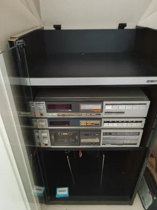 Mueble equipo de sonido Sony con tocadiscos.