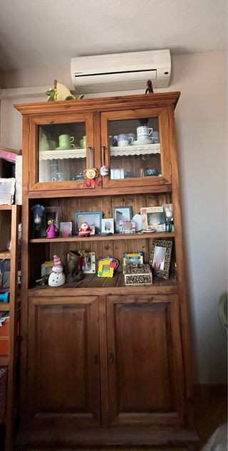 Mueble aparador de madera con vitrina