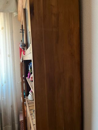 Mueble aparador de madera con vitrina
