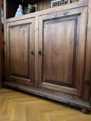 Mueble aparador de madera con vitrina