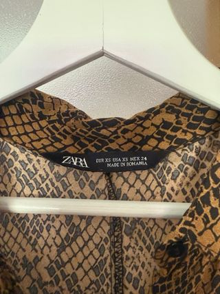 Vestido camisero Zara estampado serpiente