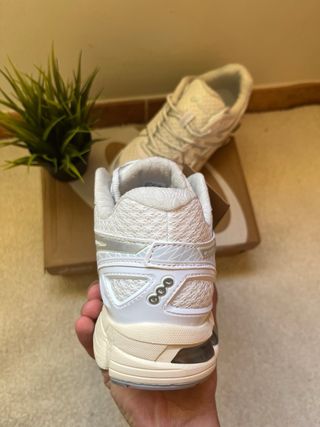 Asics Gel Kayano 20 Talla 42 Blancas/Plateadas