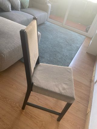 Mesa gris Ikea+ tres sillas
