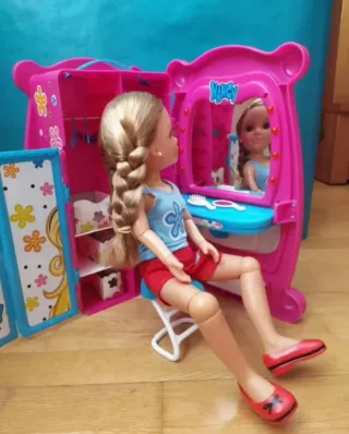 Moto, armario y Nancy