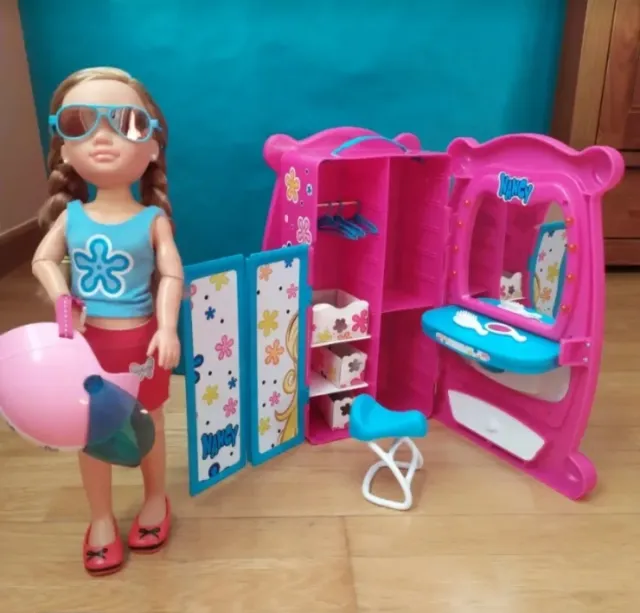 Moto, armario y Nancy