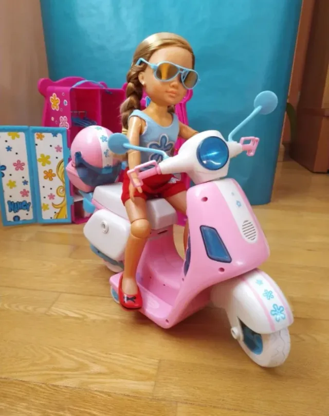 Moto, armario y Nancy