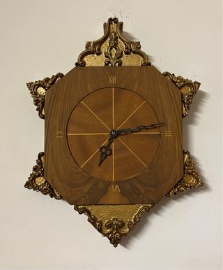 Reloj de pared antiguo dorado