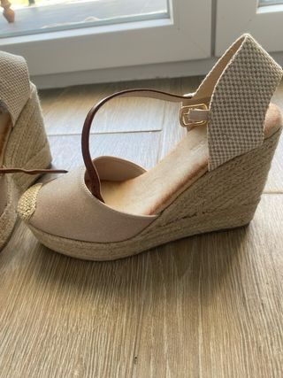 Sandalias cuña beige y oro