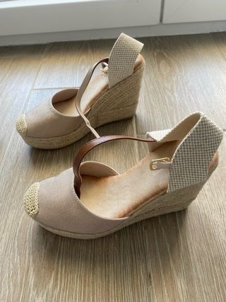 Sandalias cuña beige y oro