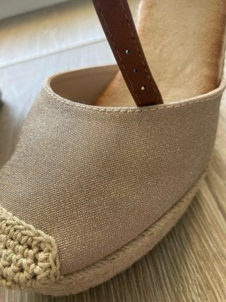Sandalias cuña beige y oro