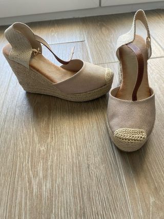Sandalias cuña beige y oro