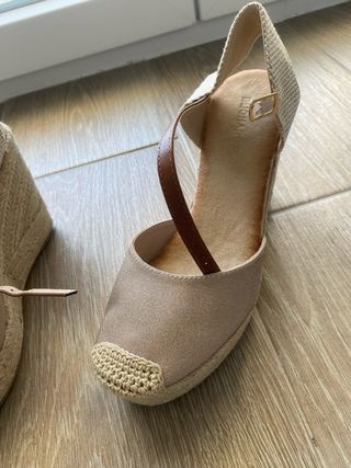 Sandalias cuña beige y oro