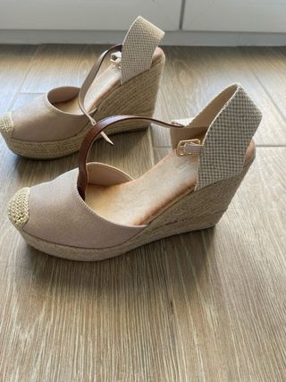 Sandalias cuña beige y oro