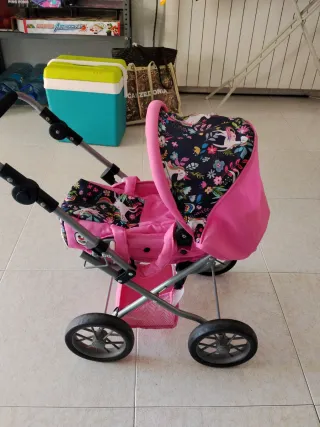 Cochecito de bebé rosa con unicornios