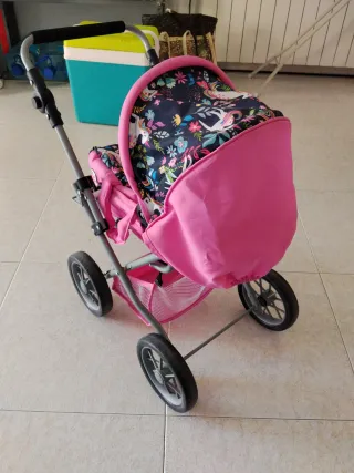 Cochecito de bebé rosa con unicornios