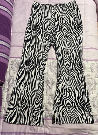 Pantalón campana estampado cebra