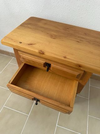 Mesita de noche de madera