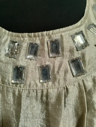 Vestido plateado con pedrería