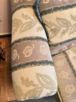 Sofá de tela beige y verde