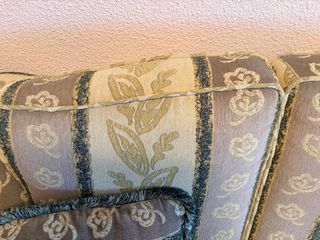 Sofá de tela beige y verde