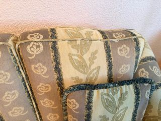 Sofá de tela beige y verde