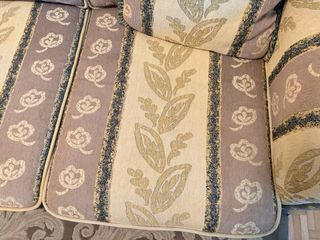 Sofá de tela beige y verde