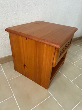Mesita de noche de madera