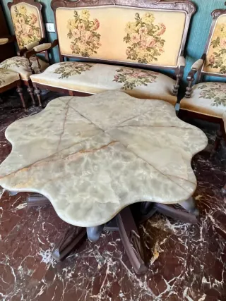 Tavolo da salotto in marmo e legno intagliato vintage